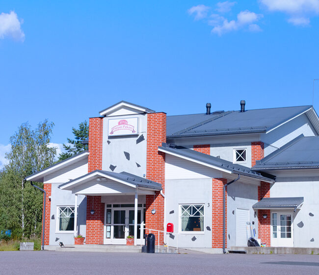 Pirjon Pakari Nurmijärven lähileipomoon on helppo saapua ja edestä löydyy runsaasti tilaa jättää auto parkkiin