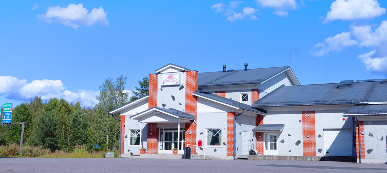 Pirjon Pakari Nurmijärven lähileipomoon on helppo saapua ja edestä löydyy runsaasti tilaa jättää auto parkkiin