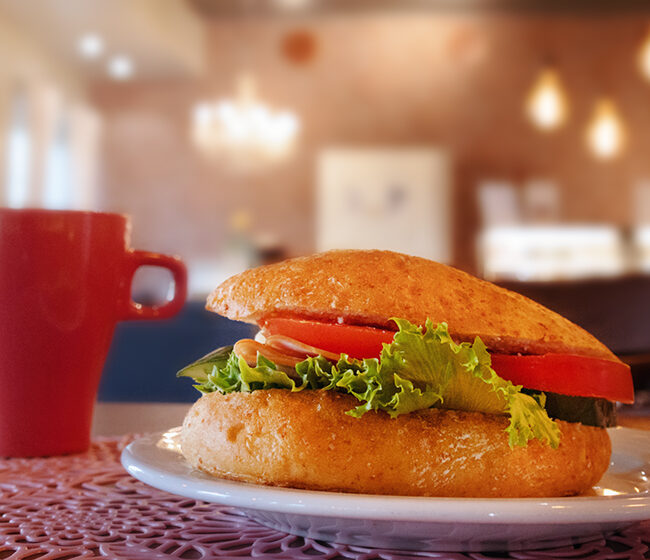 Tuoreista kotimaisista leipomomme leivistä tehdään täytettyjä sämpylöitä vitriiniin