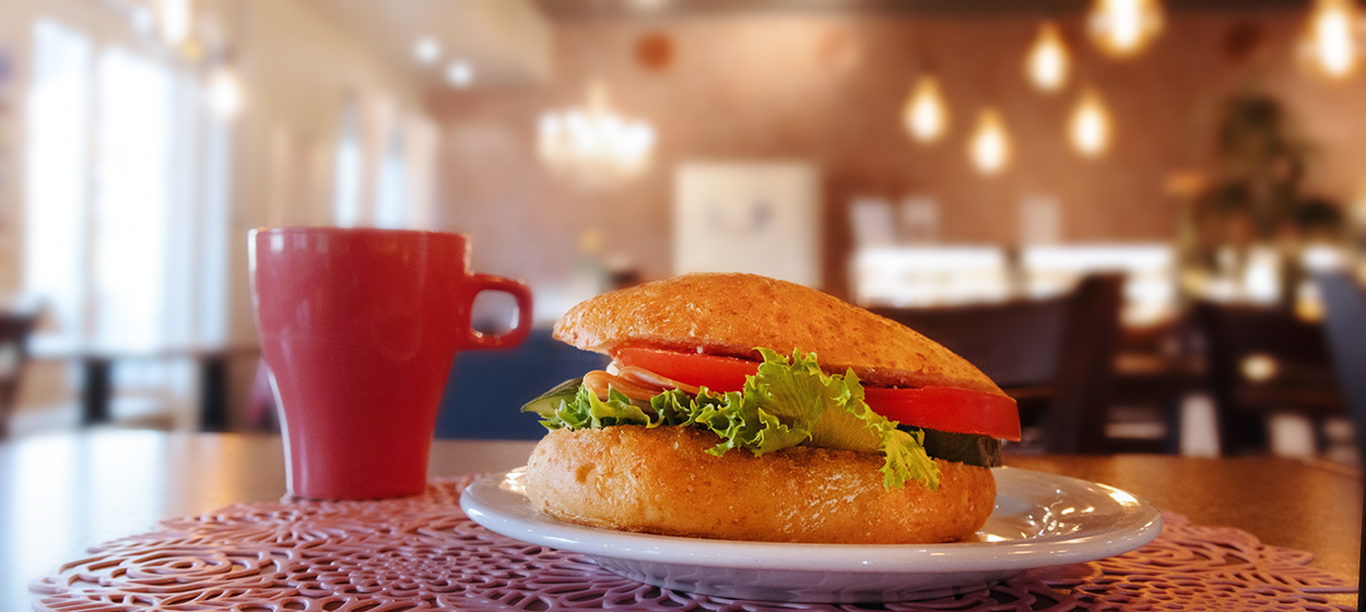 Tuoreista kotimaisista leipomomme leivistä tehdään täytettyjä sämpylöitä vitriiniin