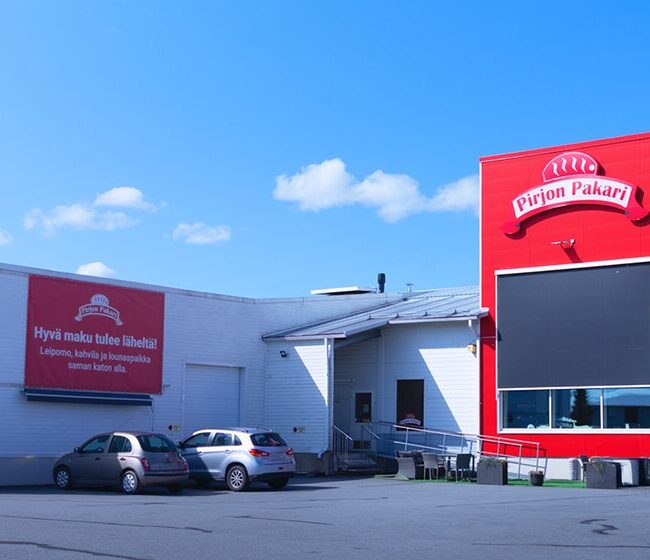 Seinäjoen lähileipomon kahvilakonditoria näkyy punaisena rakennusosanaan kauas kauniisti.