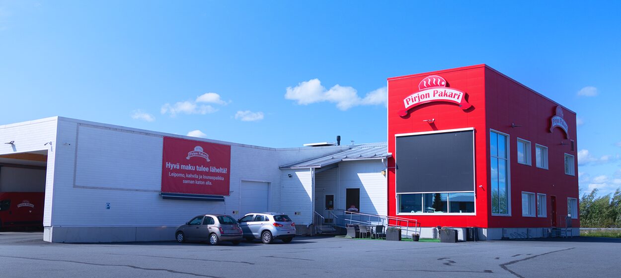 Seinäjoen lähileipomon kahvilakonditoria näkyy punaisena rakennusosanaan kauas kauniisti.