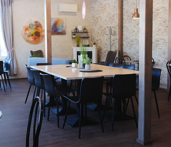 Ylivieskan lähileipomon kahvilamyymälän tilat myös varattavissa yksityistilaisuuksiin – ota yhteyttä ja kysy mahdollisuuksista.